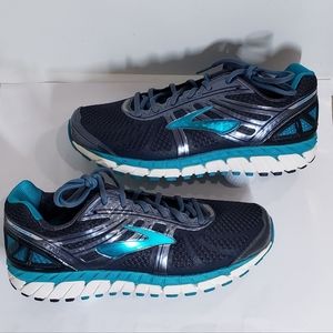 NIB Women's Brooks - Wide